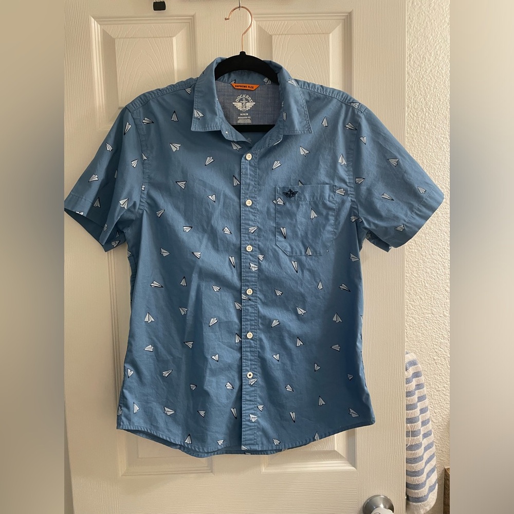 Men’s Dockers size medium, short sleeve work button down dress shirt! Modern fit